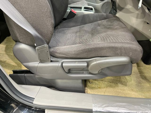 【シートリフター】シート座面の位置を上下に調整できるシートリフターを装備。大柄な方も小柄な方も最適なドライビングポジションで運転できます。