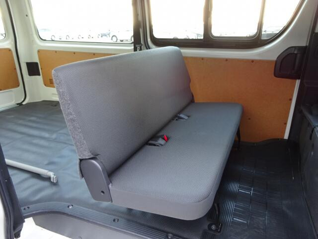 後部座席背もたれは分離しているので、別々に倒す事が可能です♪荷物の量に応じてアレンジ出来るので、嬉しいですね!