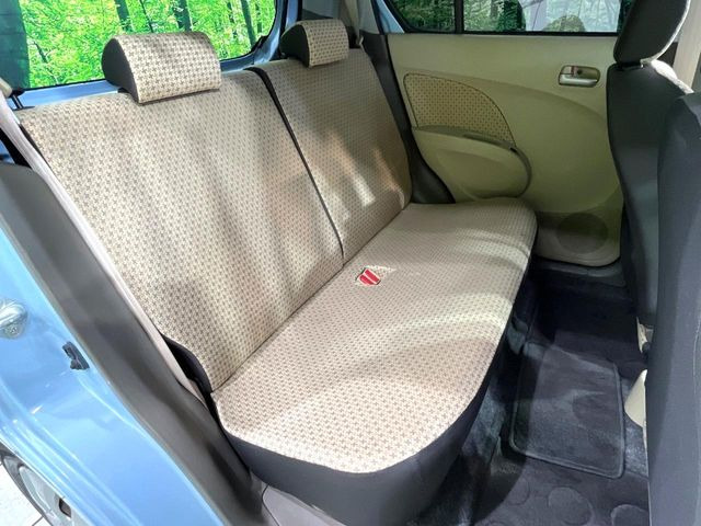 後部座席も気になるようなキズ・汚れやへたり等、大きなダメージはなく、良好な状態です。