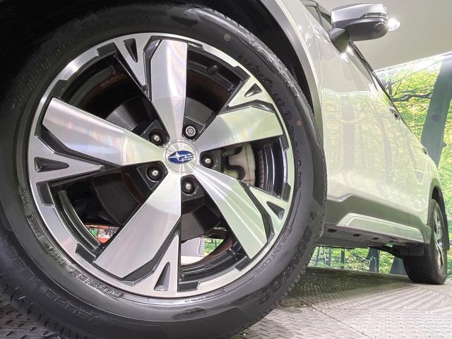 �y����18�C���`�A���~�z�C�[���z�O�ςɃ}�b�`���������A���~�z�C�[���𑕒����Ă���܂��B�e��ЊO�A���~�z�C�[����A�X�^�b�h���X�^�C�����戵�����Ă���܂��B���񂲑��k����������