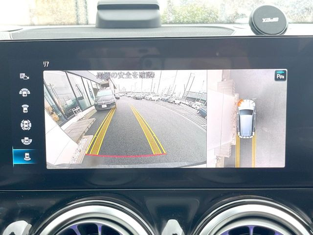 ●パノラミックビューモニター:専用のカメラにより、上から見下ろしたような視点で360度クルマの周囲を確認することができます☆死角部分も確認しやすく、狭い場所での切り返しや駐車もスムーズに行えます。