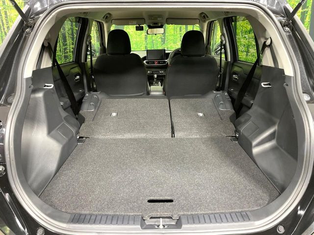 ���i�̂���������ʋ΁A���}���ɏ\���ȉ׎��X�y�[�X���m�ۂ��Ă���܂��B�Z�J���h�V�[�g��|���ƁA�傫�ȉו��̐ύڂ��\�ł���