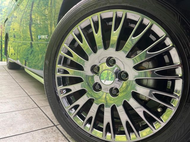 【グレード専用純正17インチアルミホイール】デザイン性の高い純正アルミホイールを装着しております。各種社外アルミホイールや、スタッドレスタイヤも取扱いしております。是非ご相談ください♪