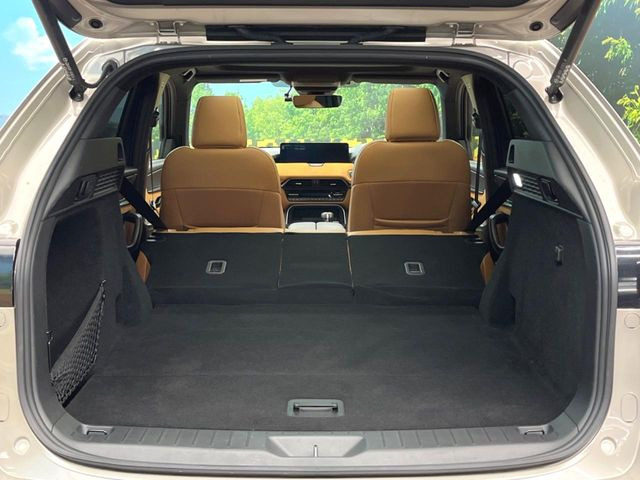 ���i�̂���������ʋ΁A���}���ɏ\���ȉ׎��X�y�[�X���m�ۂ��Ă���܂��B�Z�J���h�V�[�g��|���ƁA�傫�ȉו��̐ύڂ��\�ł���