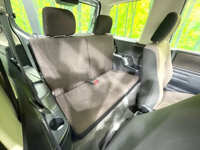 後部座席も気になるようなキズ・汚れやへたり等、大きなダメージはなく、良好な状態です。