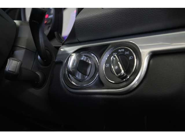 �ᑬ����[���ȃg���N���������܂��̂Ŏs�X�n���ł̕��i�g�������₷���A���C���f�B���O��T�[�L�b�g�ł̓A�N�Z�����X�|���X�̗D�ꂽ�G���W�������ɂ��_�C���N�g�ȃG���W���t�B�[�����O�ƂȂ��Ă���܂��B