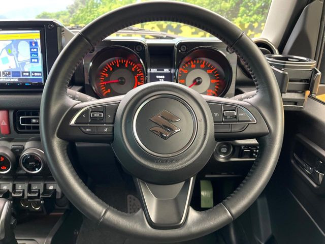 �C���e���A�ɍ��킹���f�U�C���̃X�e�A�����O�́A�^�]�������̂��Ƃ��l���A�^�]���₷���`��A�傫���ł��B�����x�A���ۂɐG���Ă��m���߂��������B