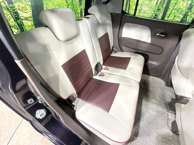 後部座席も気になるようなキズ・汚れやへたり等、大きなダメージはなく、良好な状態です。