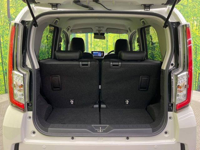 ���i�̂���������ʋ΁A���}���ɏ\���ȉ׎��X�y�[�X���m�ۂ��Ă���܂��B�Z�J���h�V�[�g��|���ƁA�傫�ȉו��̐ύڂ��\�ł���