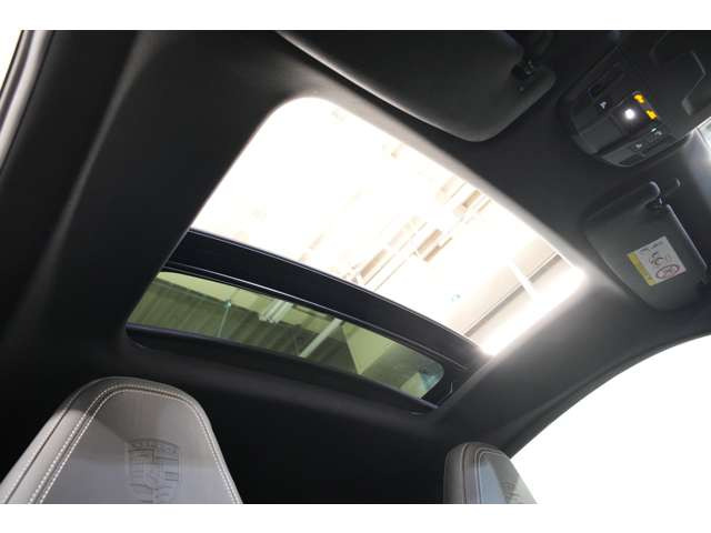 レザーインテリアをはじめ、スポーツクロノPKG、スポーツエグゾーストシステム等欲しいオプションが抜かりなく装備されており、ポルシェ新モデルの走りを存分にお楽しみいただけます。