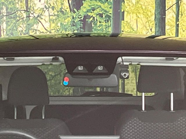 【スマートアシスト】走行中に前方の車両等を認識し、衝突しそうな時は警報とブレーキで衝突回避と被害軽減をアシスト。より安全にドライブをお楽しみいただけます。