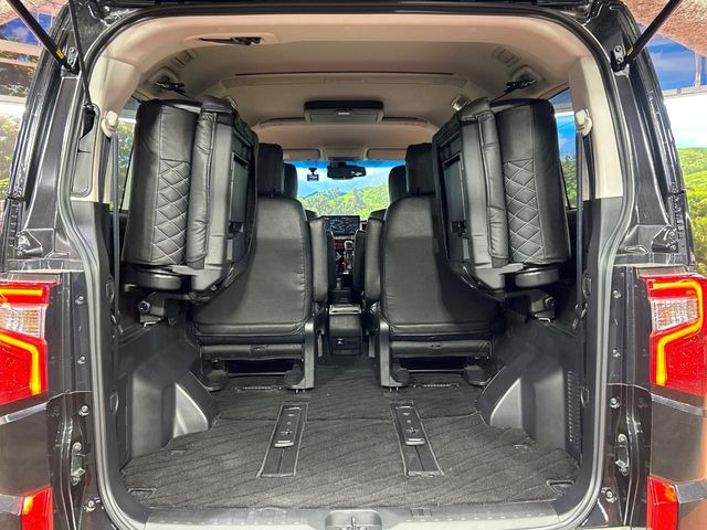 ���i�̂���������ʋ΁A���}���ɏ\���ȉ׎��X�y�[�X���m�ۂ��Ă���܂��B�Z�J���h�V�[�g��|���ƁA�傫�ȉו��̐ύڂ��\�ł���