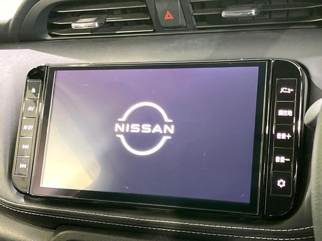 【メーカー純正ナビ】インテリアに溶け込むスタイリッシュな「専用設計」メーカーナビを装備♪視認性や操作性など基本性能にも優れ、より上質なカーライフをお楽しみいただけます。