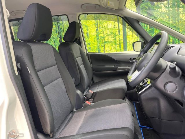 運転席まわりには十分なスペースがあり、大柄な方でもゆったり運転していただける環境です。