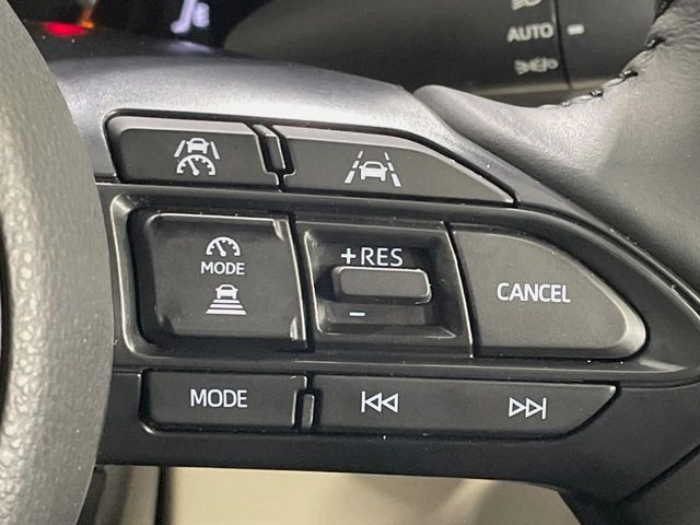 【レーダークルーズコントロール】高速道路での長距離走行が楽に!!自動で速度を保つクルーズコントロールが、衝突軽減システムと連携し、前方の車両を感知して車間を保つように速度調節してくれます!!