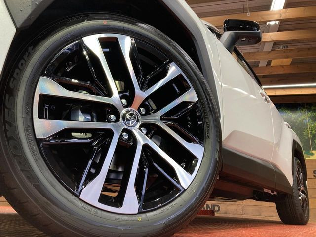 【純正20インチアルミホイール】外観にマッチした純正アルミホイールを装着しております。各種社外アルミホイールや、スタッドレスタイヤも取扱いしております。是非ご相談ください♪