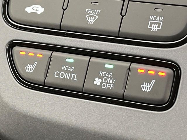 【シートヒーター】寒い日に重宝するシートヒーター!エアコンより早く温まってくれるので寒がりの人も安心ですね♪エアコンの温風は乾燥するから苦手、という方にもをおすすめです。