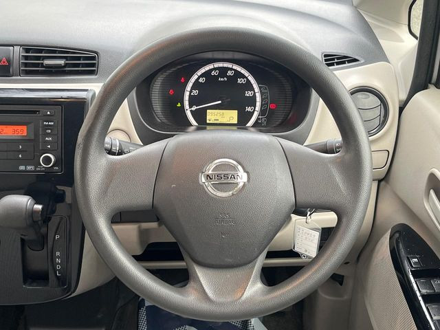 �C���e���A�ɍ��킹���f�U�C���̃X�e�A�����O�́A�^�]�������̂��Ƃ��l���A�^�]���₷���`��A�傫���ł��B�����x�A���ۂɐG���Ă��m���߂��������B