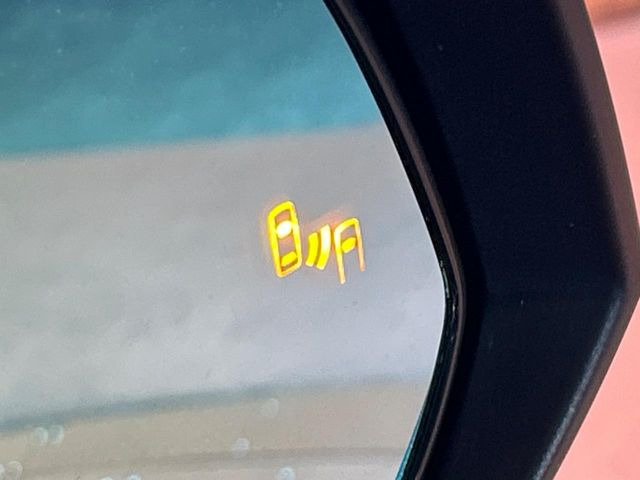 【ブラインドスポットモニター】走行中、ドアミラーの死角になりやすい箇所に後続車が接近するとサイドミラーのレンズに警告を表示!ドライバーに注意喚起をしてくれます。