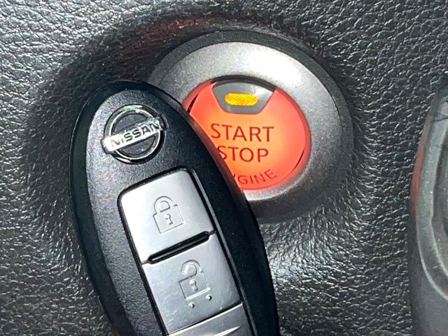 【インテリジェントキー】カバンやポケットに入れたままでもドアの施錠・解錠が可能なスマートキーを装備。エンジンのオン・オフ時もカギを取り出す必要が無いからとっても便利です♪