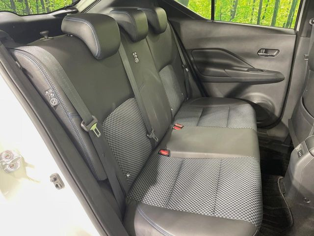 後部座席も気になるようなキズ・汚れやへたり等、大きなダメージはなく、良好な状態です。