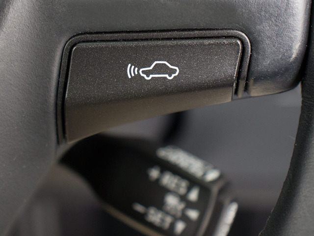 衝突回避支援型プリクラッシュセーフティシステム 前方に出現した障害物に対し警報を発し、ドライバーに警告。同時にブレーキアシストにより衝突回避と速度を軽減します。