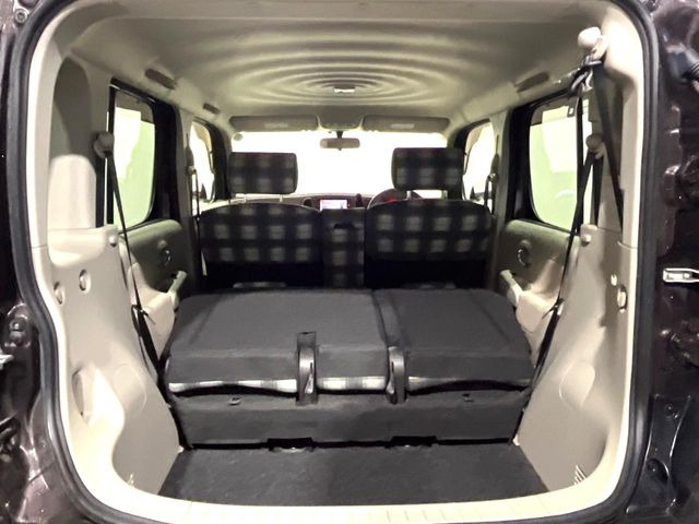 後席を格納すると、これだけの広さが!シーンに合わせたシートアレンジで、大きな荷物も積むことが出来ます♪