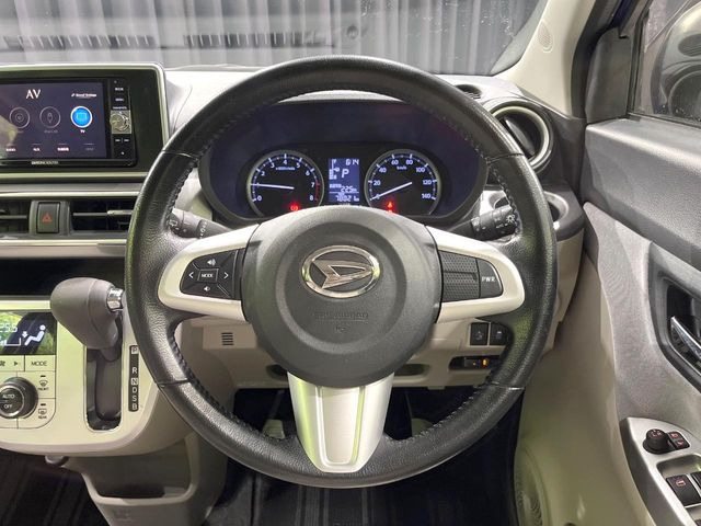 インテリアに合わせたデザインのステアリングは、運転される方のことも考え、運転しやすい形状、大きさです。是非一度、実際に触ってお確かめください。