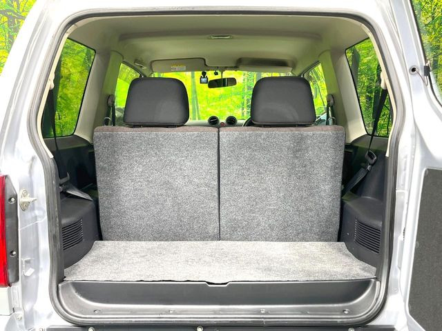 積み下ろしのしやすいデッキにはたっぷりと荷物を積み込んでいただけます。遊びから仕事まで、様々なシーンで頼れます♪