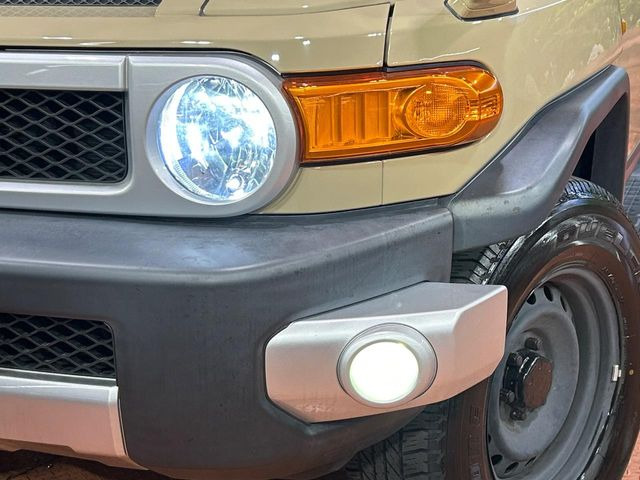 【HIDヘッドライト】非常に明るく前方を照らしてくれるので、悪天候や夜間の走行時も視界良好で安心してお乗りいただけます。