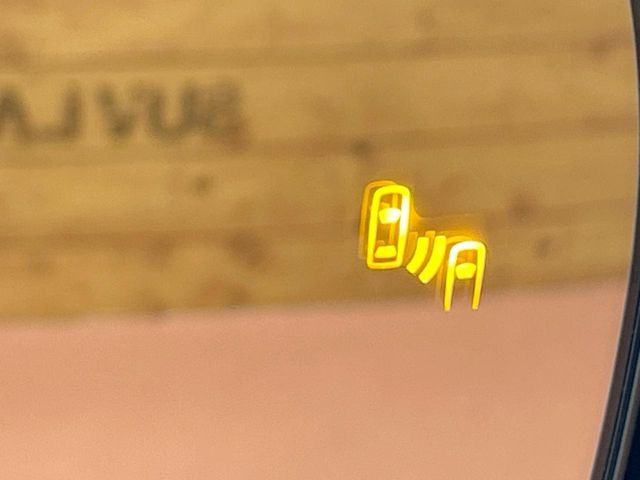 【ブラインドスポットモニター】走行中、ドアミラーの死角になりやすい箇所に後続車が接近するとサイドミラーのレンズに警告を表示!ドライバーに注意喚起をしてくれます。