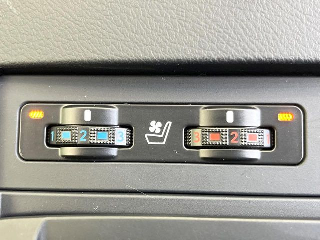 【シートベンチレーション】夏場は涼しい風でお尻や背中の熱やムレを防ぎ、冬はエアコンよりも早く温まってポカポカに!季節を問わず快適に過ごせます。