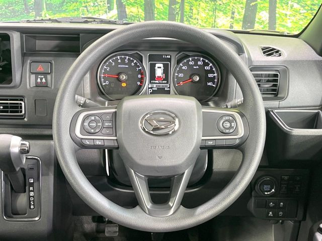 �C���e���A�ɍ��킹���f�U�C���̃X�e�A�����O�́A�^�]�������̂��Ƃ��l���A�^�]���₷���`��A�傫���ł��B�����x�A���ۂɐG���Ă��m���߂��������B