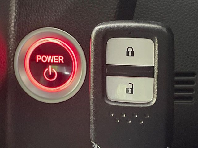 �yHonda�X�}�[�g�L�[�z�J�o����|�P�b�g�ɓ��ꂽ�܂܂ł��h�A�̎{���E�������\�ȃX�}�[�g�L�[�𑕔��B�G���W���̃I���E�I�t�����J�M�����o���K�v����������Ƃ��Ă��֗��ł���