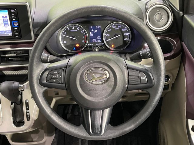 �C���e���A�ɍ��킹���f�U�C���̃X�e�A�����O�́A�^�]�������̂��Ƃ��l���A�^�]���₷���`��A�傫���ł��B�����x�A���ۂɐG���Ă��m���߂��������B