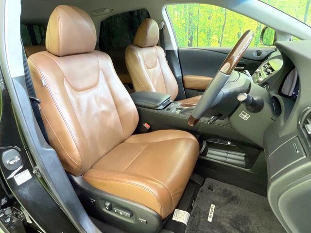 運転席まわりには十分なスペースがあり、大柄な方でもゆったり運転していただける環境です。