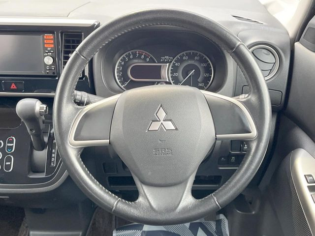 �C���e���A�ɍ��킹���f�U�C���̃X�e�A�����O�́A�^�]�������̂��Ƃ��l���A�^�]���₷���`��A�傫���ł��B�����x�A���ۂɐG���Ă��m���߂��������B