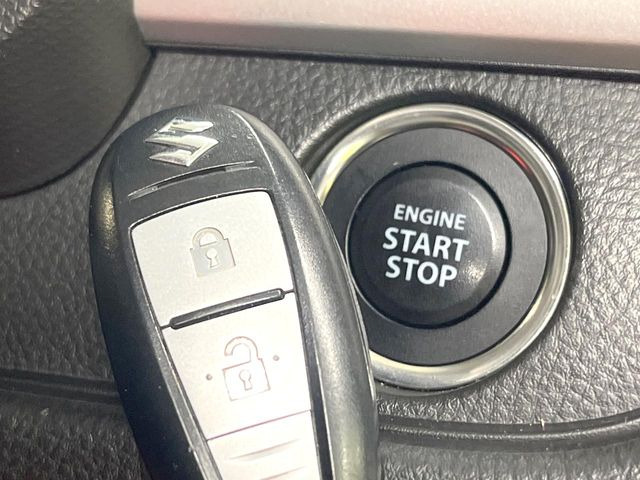 【キーレススタートシステム】カバンやポケットに入れたままでもドアの施錠・解錠が可能なスマートキーを装備。エンジンのオン・オフ時もカギを取り出す必要が無いからとっても便利です♪