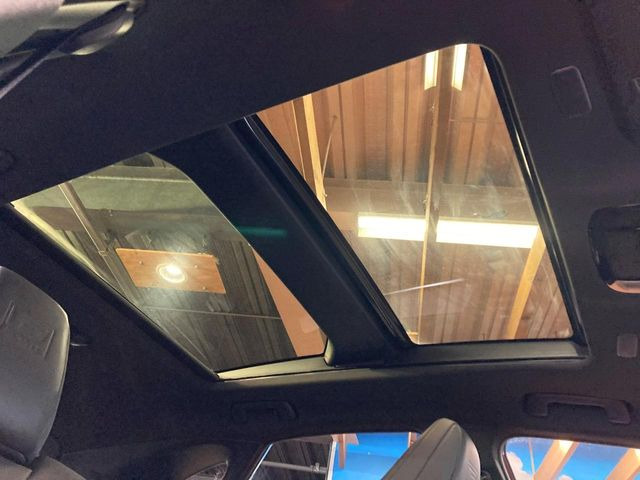 【大型サンルーフ】車内の解放感が一気に上がる大型のパノラマルーフ!季節を問わず開放的で快適なドライブをお楽しみいただけます。流通量も少なく希少価値の高い人気の装備です♪