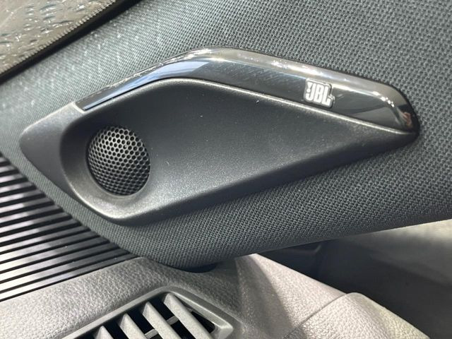 �yJBL�T�E���h�V�X�e���z���[�J�[�I�v�V�����̍��i�ʃT�E���h�V�X�e���𓋍ځB��p�̃`���[�j���O���{���ꂽ�召�l�X�ȃX�s�[�J�[����ǎ��ȃT�E���h���t�ł��A�Տꊴ���ӂ�鉹����Ԃ����o���܂��B