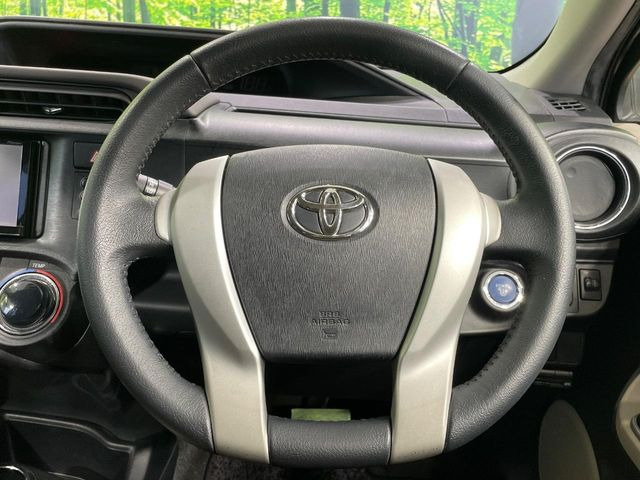 �C���e���A�ɍ��킹���f�U�C���̃X�e�A�����O�́A�^�]�������̂��Ƃ��l���A�^�]���₷���`��A�傫���ł��B�����x�A���ۂɐG���Ă��m���߂��������B