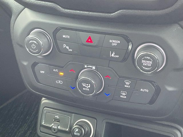 �����[���L�[�s���O�A�V�X�g:���s�Ԑ��̈�E�������Ă����@�\�B���s���ɁA�N���}���Ԑ�����O��Ă��邱�Ƃ��J���������m����ƁA�X�e�A�����O����U�������ăh���C�o�[�Ɍx�����܂��B