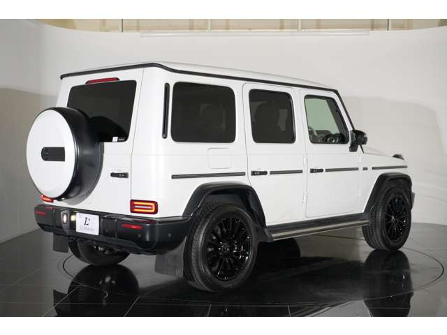 内装外装共に白と黒で纏められ、他のGクラスとも一線を画す車両になっております。