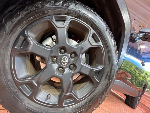 【純正18インチアルミホイール】外観にマッチした純正アルミホイールを装着しております。各種社外アルミホイールや、スタッドレスタイヤも取扱いしております。是非ご相談ください♪