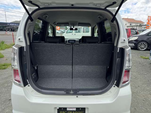 ラゲッジルームです!後部シートを倒していただければ、広さを確保できます☆