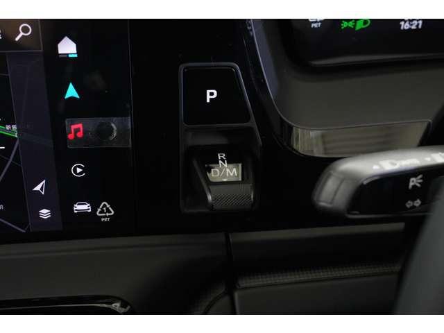 <オプション装備>・有償カラー:クレヨン(レジェンズカラー) ￥562,000・ポルシェアクティブライド ￥1,247,000