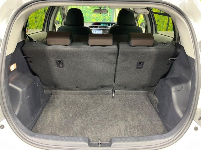 ���i�̂���������ʋ΁A���}���ɏ\���ȉ׎��X�y�[�X���m�ۂ��Ă���܂��B�Z�J���h�V�[�g��|���ƁA�傫�ȉו��̐ύڂ��\�ł���