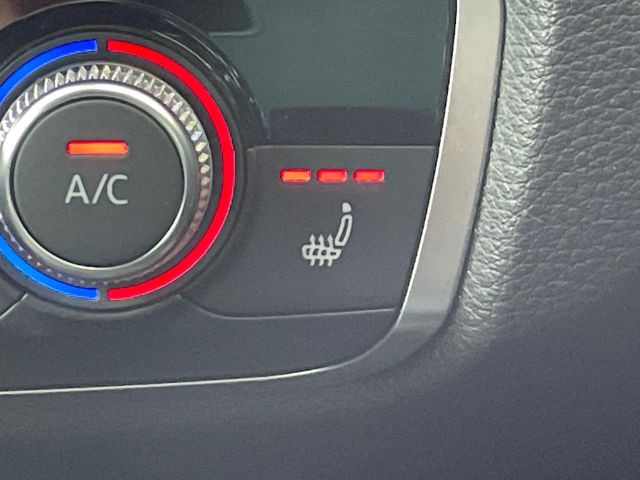 ●フロントシートヒーティング:運転席・助手席共に三段階で調節が可能なシートヒーターを装備しております。季節を問わず快適にご使用いただけます。