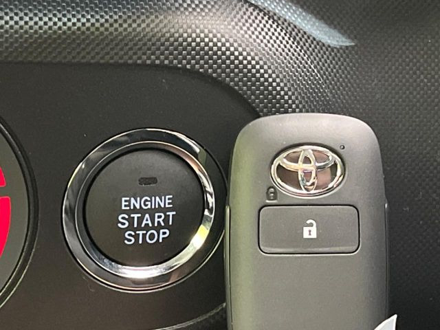 【スマートキー】カバンやポケットに入れたままでもドアの施錠・解錠が可能なスマートキーを装備。エンジンのオン・オフ時もカギを取り出す必要が無いからとっても便利です♪