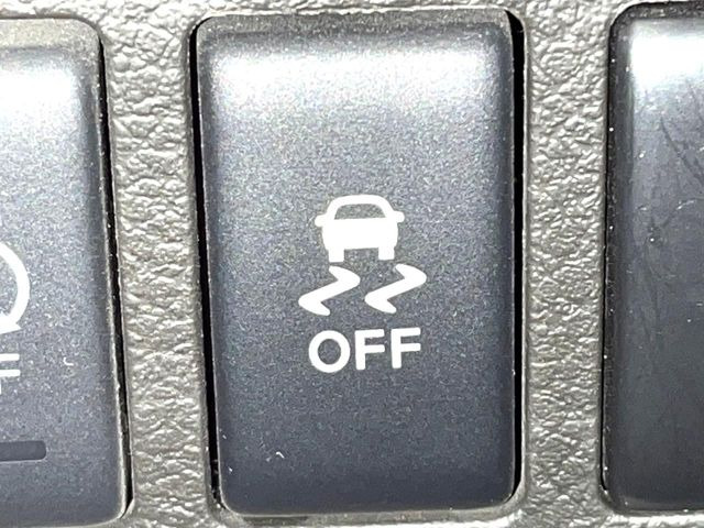 【横滑り防止装置】車両の横滑りを感知すると、自動的に車両の進行方向を保つように車両を制御します。雨の日など滑りやすい路面状況でも安全な運転が可能です。